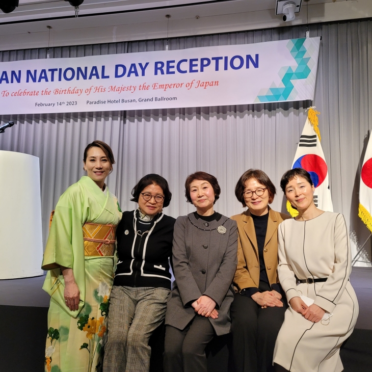 <학과교수님 전원 JAPAN NATIONAL DAY RECEPTION 참가 친목 도모 : 사회자인 89학번 졸업생과 함께>